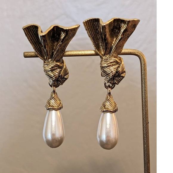 Vintage 80s Knotted Fan & Faux Teardrop Pearl Drop Clip On Statement Earrings - Picture 1 of 7